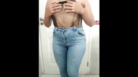 Garota de bunda grande redonda em jeans apertados