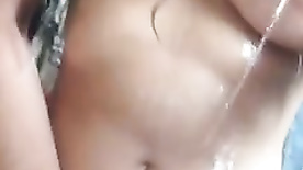Nudes vazado de novinha goiana no banho