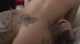 Cachorrona tatuada bunduda sentando forte na rola