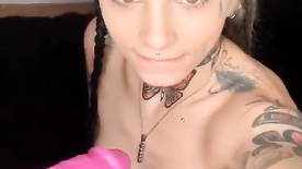 Novinha tatuada envia vídeo para pai e vaza na net