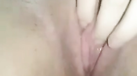 Ninfeta masturbando a buceta com os dedos