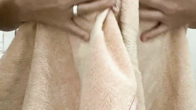 Lary ruivinha mostrando a buceta dela depois do banho