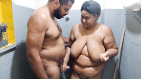 video porno brasileiro coroa peituda pagando boquete pro marido no banheiro