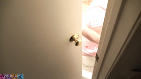 vídeo pornográfico com essa coroa fogosa metendo no pelo dentro do banheiro