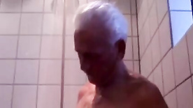 pornô vídeo pornô Puta dando a buceta pro tio dentro do banheiro