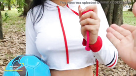 porno colombiano Morena gostosa jogando bola e se masturbando ao ar livre