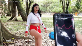 porno colombiano Morena gostosa jogando bola e se masturbando ao ar livre