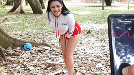 porno colombiano Morena gostosa jogando bola e se masturbando ao ar livre