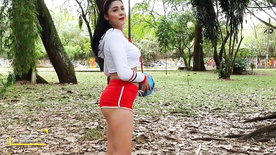 porno colombiano Morena gostosa jogando bola e se masturbando ao ar livre