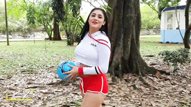 porno colombiano Morena gostosa jogando bola e se masturbando ao ar livre