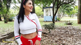 porno colombiano Morena gostosa jogando bola e se masturbando ao ar livre