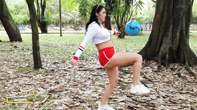 porno colombiano Morena gostosa jogando bola e se masturbando ao ar livre