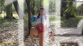 porno colombiano Morena gostosa jogando bola e se masturbando ao ar livre