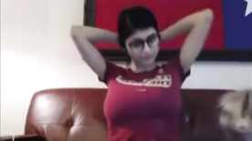 nua novinha Mia khalifa se masturbando bem gostoso ate gozar