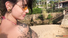 xvideos de de putas safada tatuada dando a buceta na praia