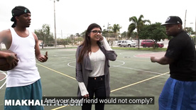 Mia khalifa mostrando como foder com dois homens dotados