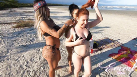 Mulheres gostosas de rabo grande se exibindo nuas na praia
