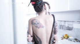 Gotosa tatuada levando uma surra de pica do seu macho