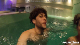 video gozando Sexo com vagabunda gostosa dentro da piscina