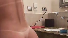 Câmera escondida flagra morena gostosa Bruluccas pelada no banheiro depois do banho