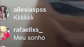 Mc Mirella filma a xoxota durante live do instagram