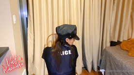 Policial pervertida Val Mineirinha faz striptease sensual e exibe peitos de silicone