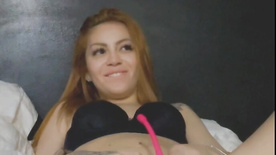 Ruiva Mari Ávila masturba a buceta rosinha com vibrador em putaria caseira