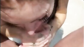 Mari Ávila faz sexo oral quente no chuveiro e acaba levando gozada na cara