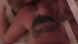 Velho safado fode coroa tatuada em sexo quente Cassiana Costa