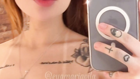 Mari Ávila putinha ruiva tatuada mostra seus peitões com tesão