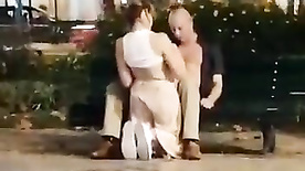 Flagra de sexo na rua, putinha gulosa chupa a rola do careca no meio da praça