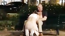 Flagra de sexo na rua, putinha gulosa chupa a rola do careca no meio da praça