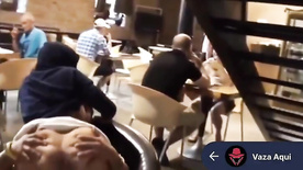 Sexo na cafeteria, casal flagrado fudendo na cafeteria na frente dos clientes