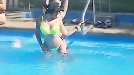 putaria no resort lésbicas se pegando na piscina de férias em resort em cancun