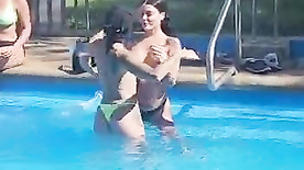 putaria no resort lésbicas se pegando na piscina de férias em resort em cancun