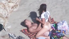 Flagrante de sexo na praia casal fodendo gostoso na praia durante o dia