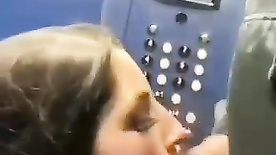 Sexo oral em publico no elevador, levou uma gozada do negão dentro da boca no elevador