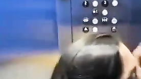 Sexo oral em publico no elevador, levou uma gozada do negão dentro da boca no elevador