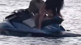 Casal amador transando no jetski enquanto ele está na água punheteiro do barco filmou tudo