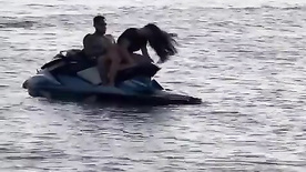 Casal amador transando no jetski enquanto ele está na água punheteiro do barco filmou tudo