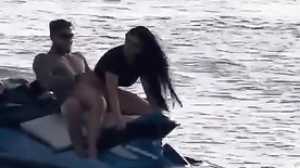 Casal amador transando no jetski enquanto ele está na água punheteiro do barco filmou tudo