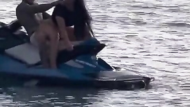 Casal amador transando no jetski enquanto ele está na água punheteiro do barco filmou tudo