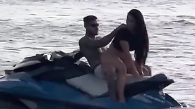 Casal amador transando no jetski enquanto ele está na água punheteiro do barco filmou tudo