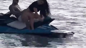 Casal amador transando no jetski enquanto ele está na água punheteiro do barco filmou tudo