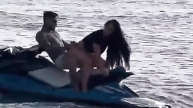 Casal amador transando no jetski enquanto ele está na água punheteiro do barco filmou tudo