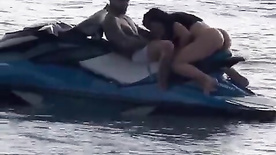 Casal amador transando no jetski enquanto ele está na água punheteiro do barco filmou tudo