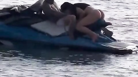 Casal amador transando no jetski enquanto ele está na água punheteiro do barco filmou tudo