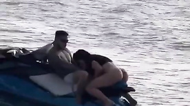 Casal amador transando no jetski enquanto ele está na água punheteiro do barco filmou tudo