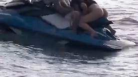 Casal amador transando no jetski enquanto ele está na água punheteiro do barco filmou tudo