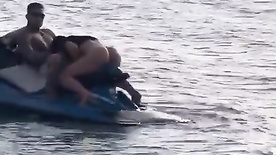 Casal amador transando no jetski enquanto ele está na água punheteiro do barco filmou tudo